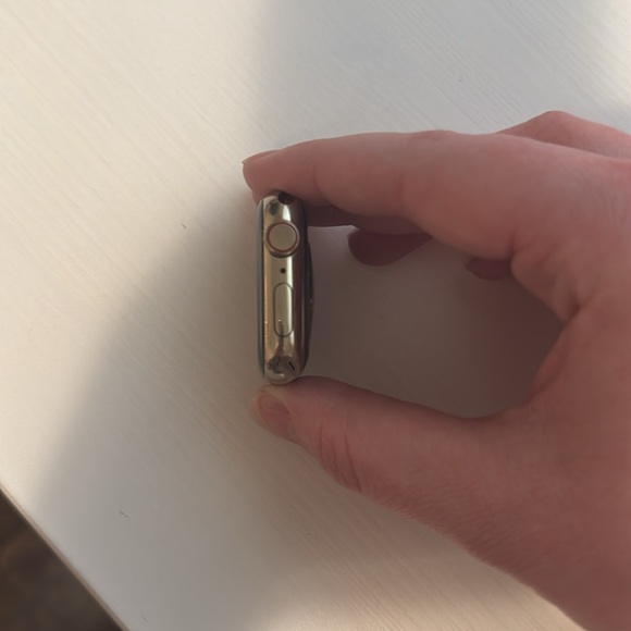 Apple Watch Series 7 (41MM, Gold Stainless Steel, GPS + Cellular) - Picture 4 of 7